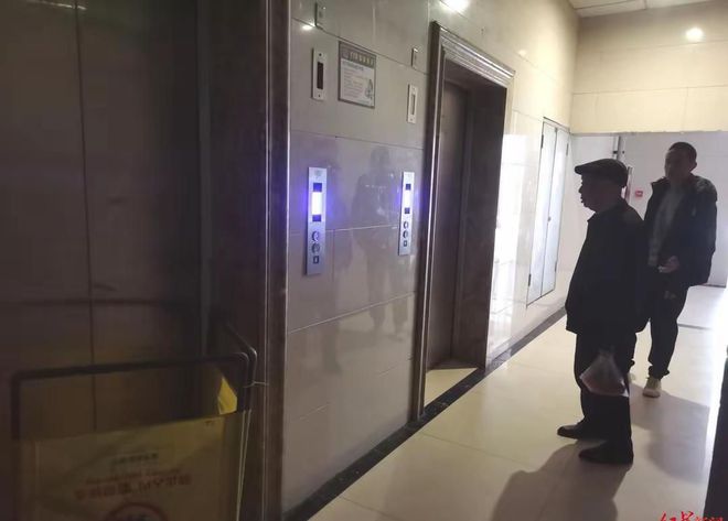 梯停运无钱维修上百住户挤一部电梯回应龙8国际头号玩家绝望！28楼高层电(图2)